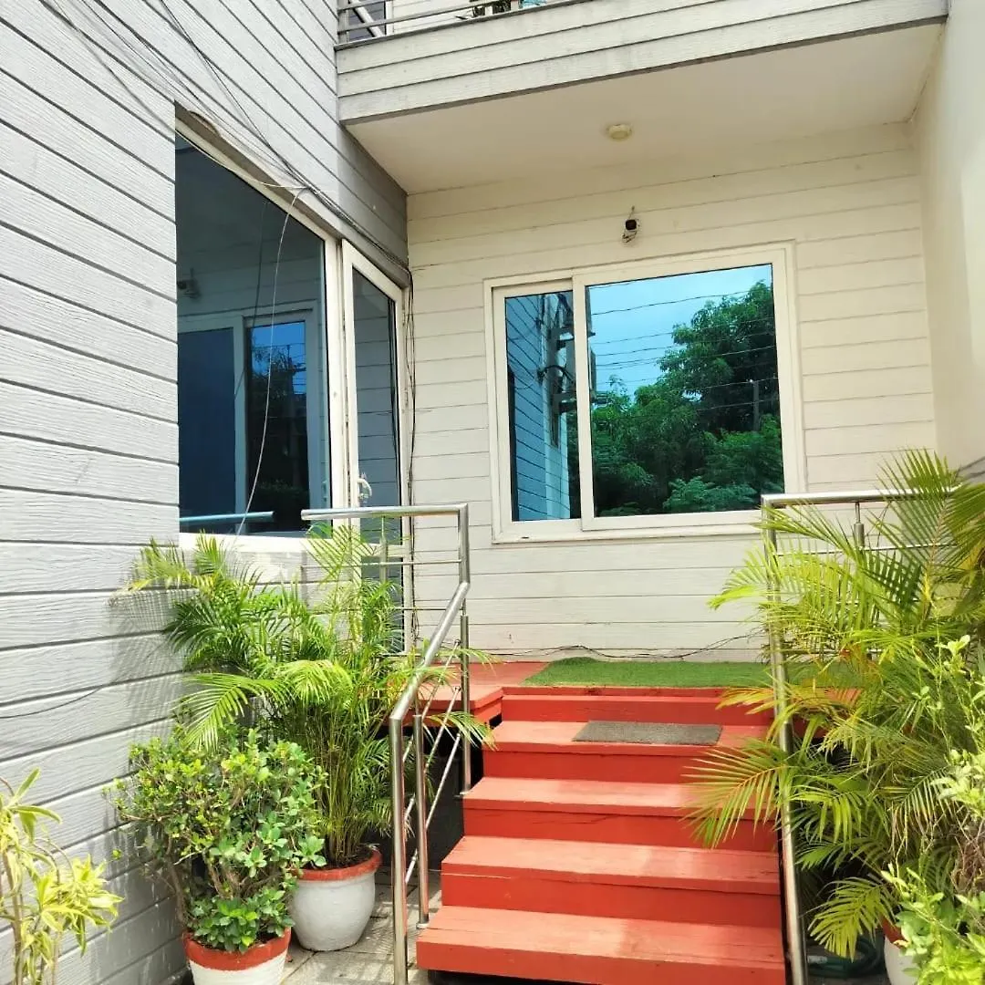 Hotel Wedlock Near Medanta Hospital Gurgaon 3*,